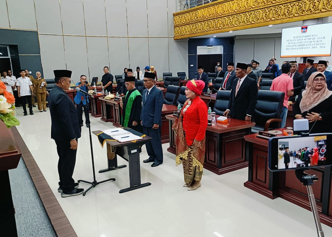 Gelar Paripurna, Dua Orang PAW Anggota DPRD Kota Padang Dilantik