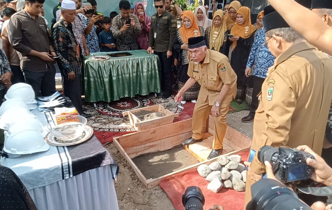 Gubernur Sumbar Letakkan Batu Pertama Pembangunan Masjid Maimunah Lapai Pariaman