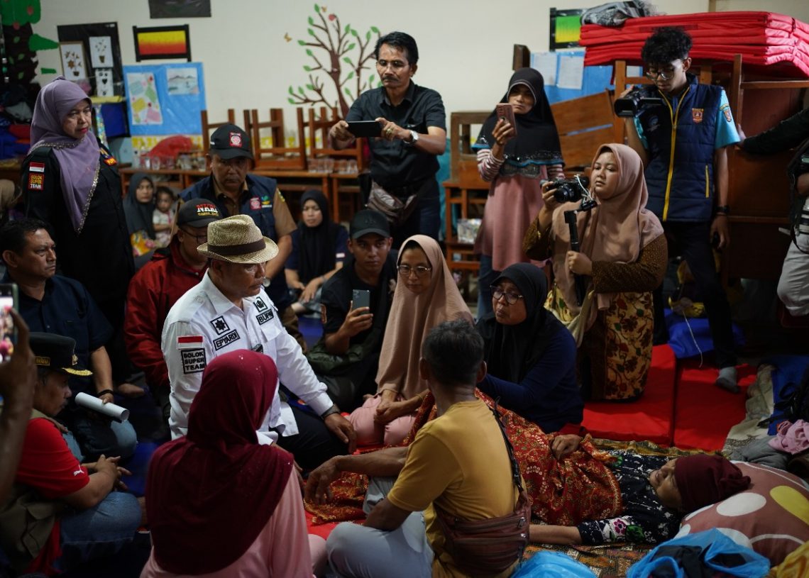 Bawa Tim Sigap Bencana, Bupati Epyardi Tinjau Korban Banjir Bandang di Bukik Batabuah