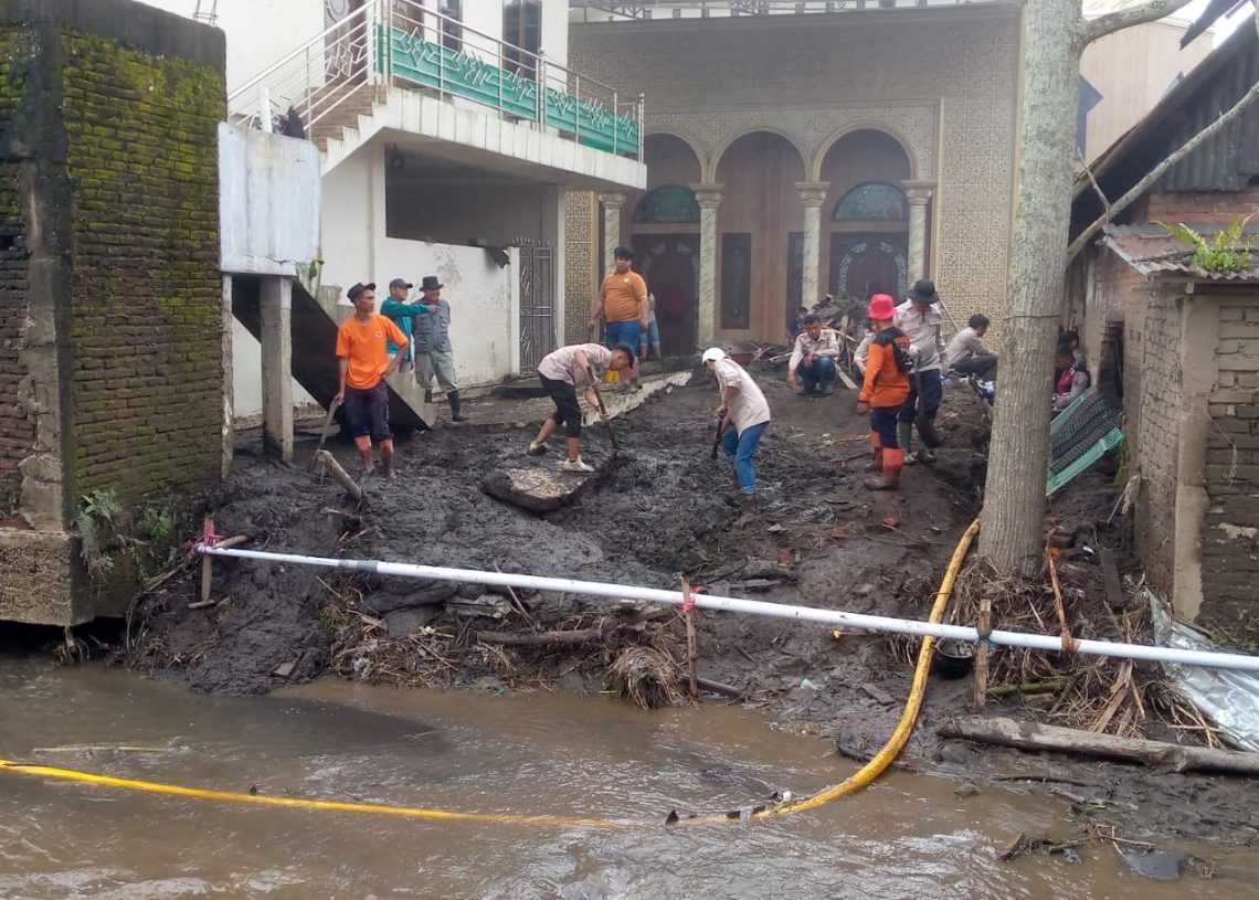 Satgas Penanggulangan Bencana Bersihkan Fasilitas Umum