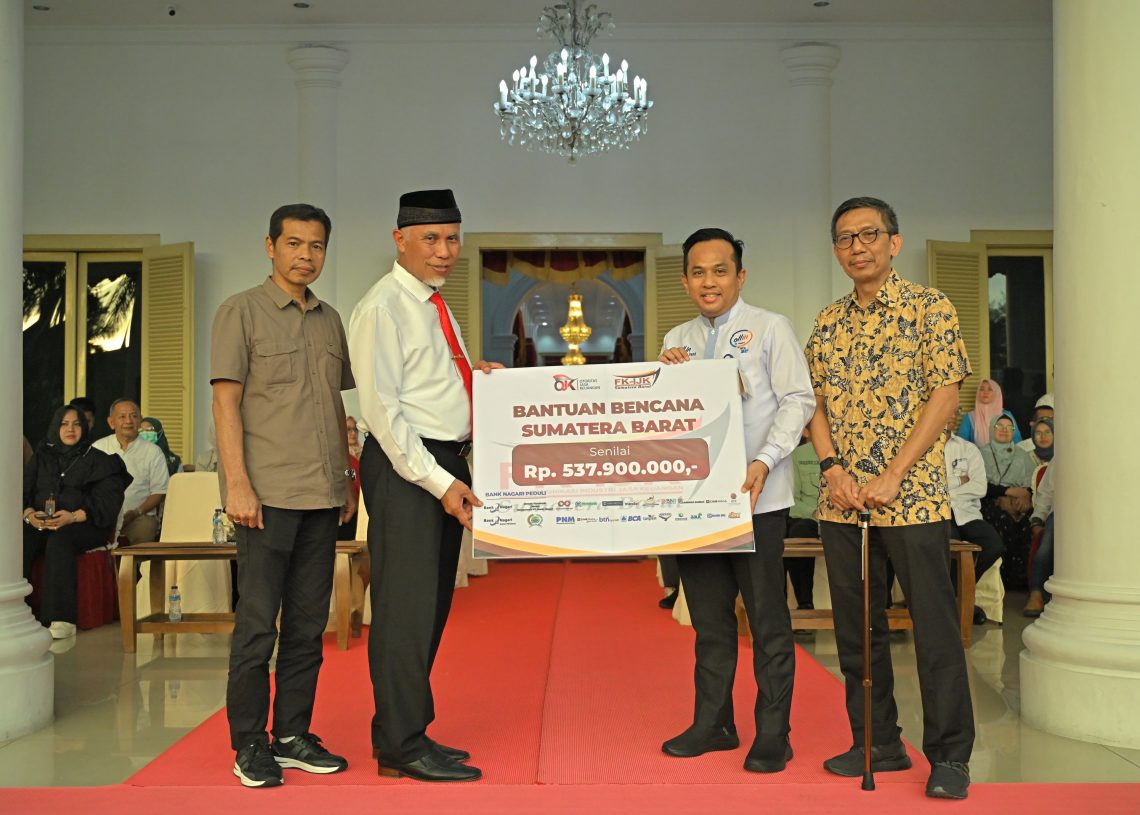 Secara Simbolis, Gubernur Sumbar Terima Bantuan Bencana dari FK IJK Rp837 Juta