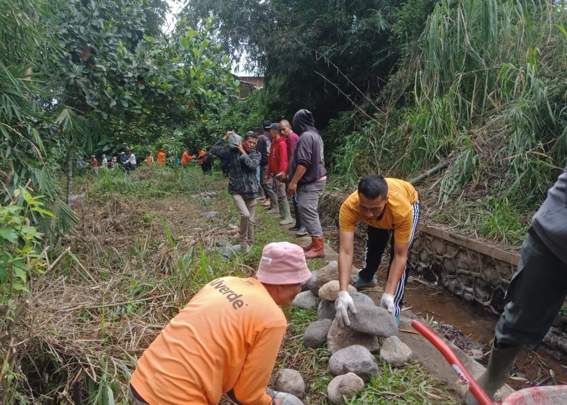 Masyarakat Dua Kecamatan di Agam Goro Penanggulangan Pasca Dihantam Galodo