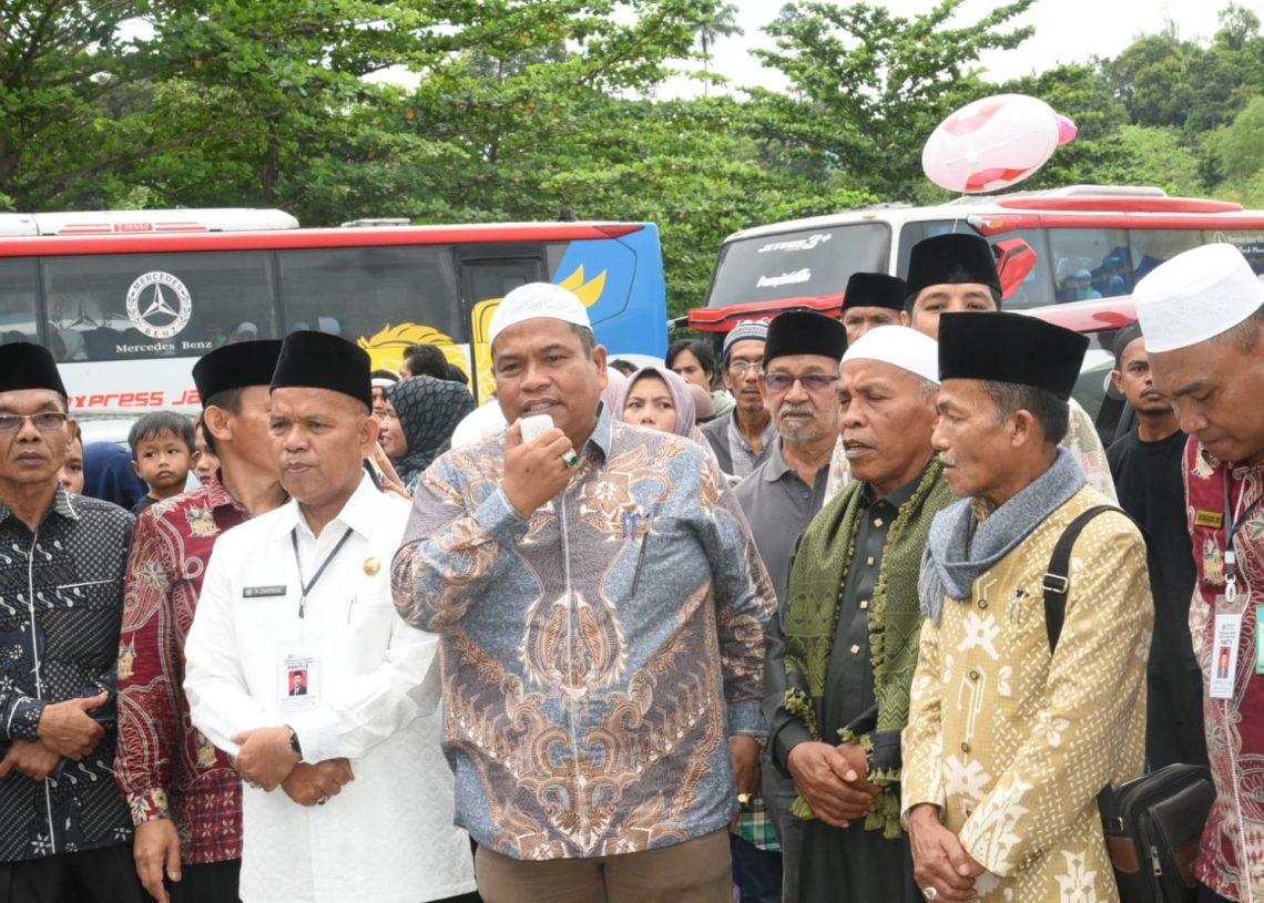 Lepas Jemaah Calon Haji Padang Pariaman, Suhatri Bur Panjatkan Doa