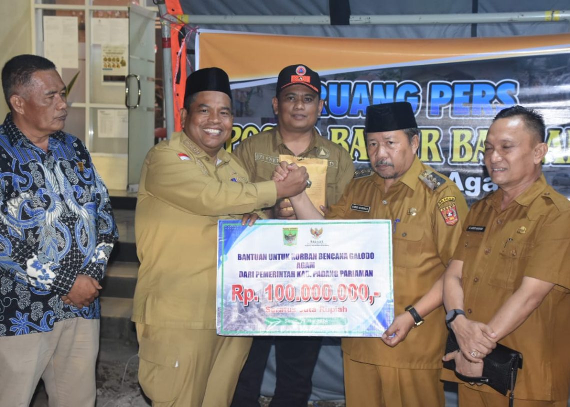 Serahkan Bantuan Korban Galodo, Suhatri Bur: Ayo Bangkit Kembali