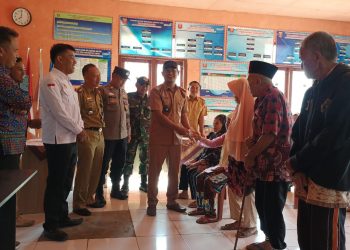 Bagikan BLT DD, Peratin Sukaraja Lambar Tegaskan Penetapan KPM Obyektif dan Transparan