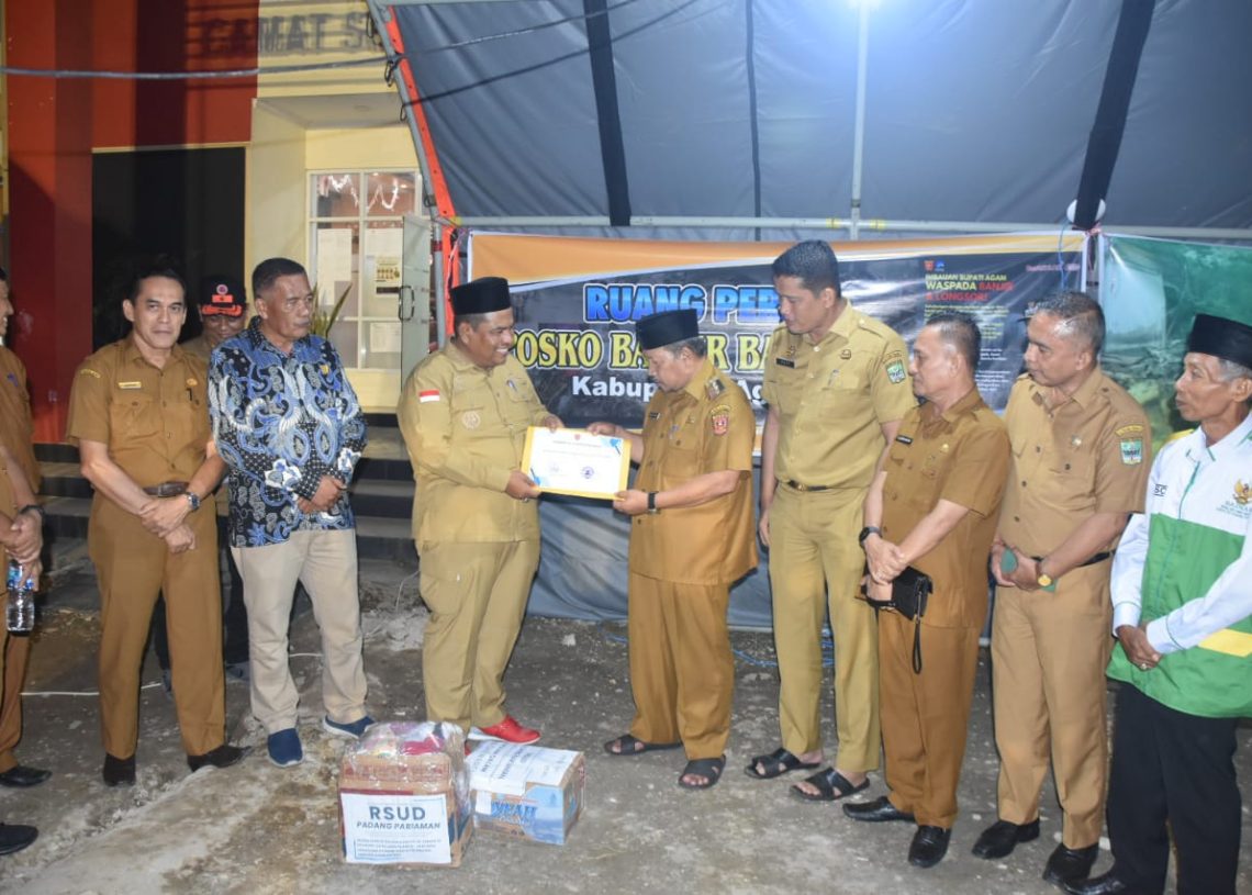 Suhatri Bur Bupati Padang Pariaman Kunjungi Agam dan Salurkan Bantuan