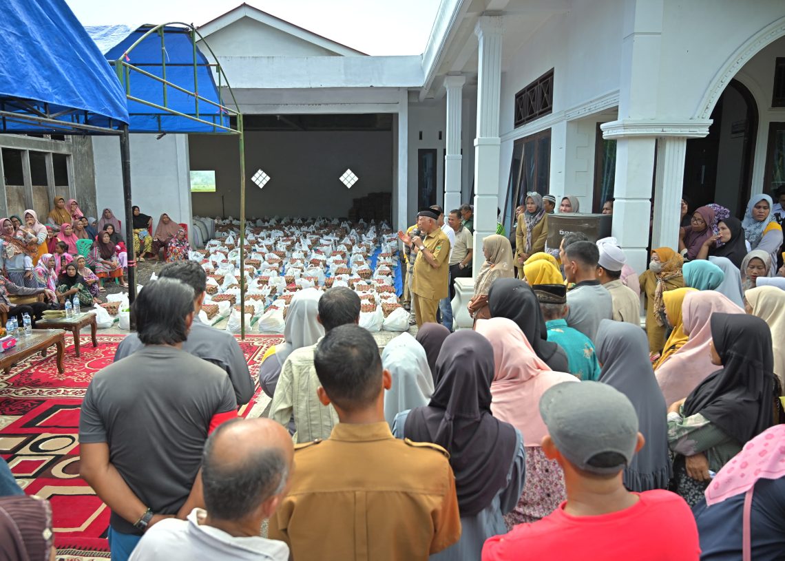 Gubernur Salurkan 1.400 Paket Sembako untuk Daerah Pascabencana di Pessel