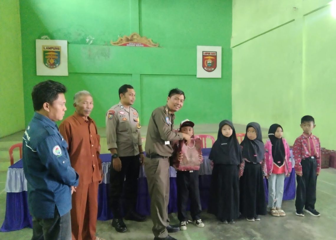 Apresiasi Pelajar Berprestasi, Pemerintah Pekon Hanakau Berikan Bantuan