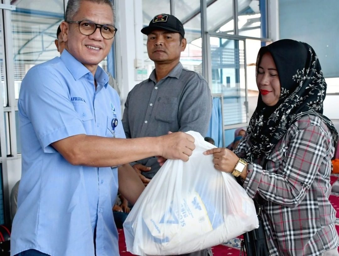 Perumda Air Minum Kota Padang Bagikan Sembako