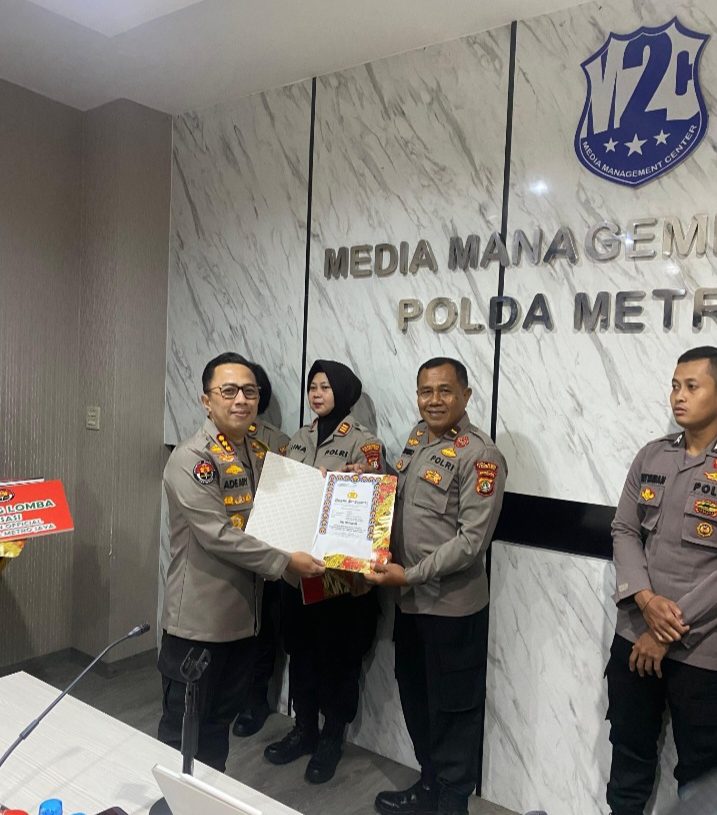 Gagalkan Aksi Curanmor dan Ungkap 37 Kasus Lain, Kasi Humas Polsek Tambora Terima Penghargaan