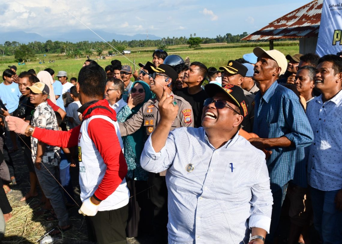 Meriahkan HUT Bhayangkara ke-78, Bupati Suhatri Bur Buka Festival Lomba Layang-Layang