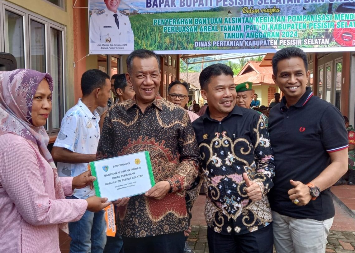 Tingkatkan Produktivitas Pertanian, Bupati Rusma Serahkan Bantuan Alsintan