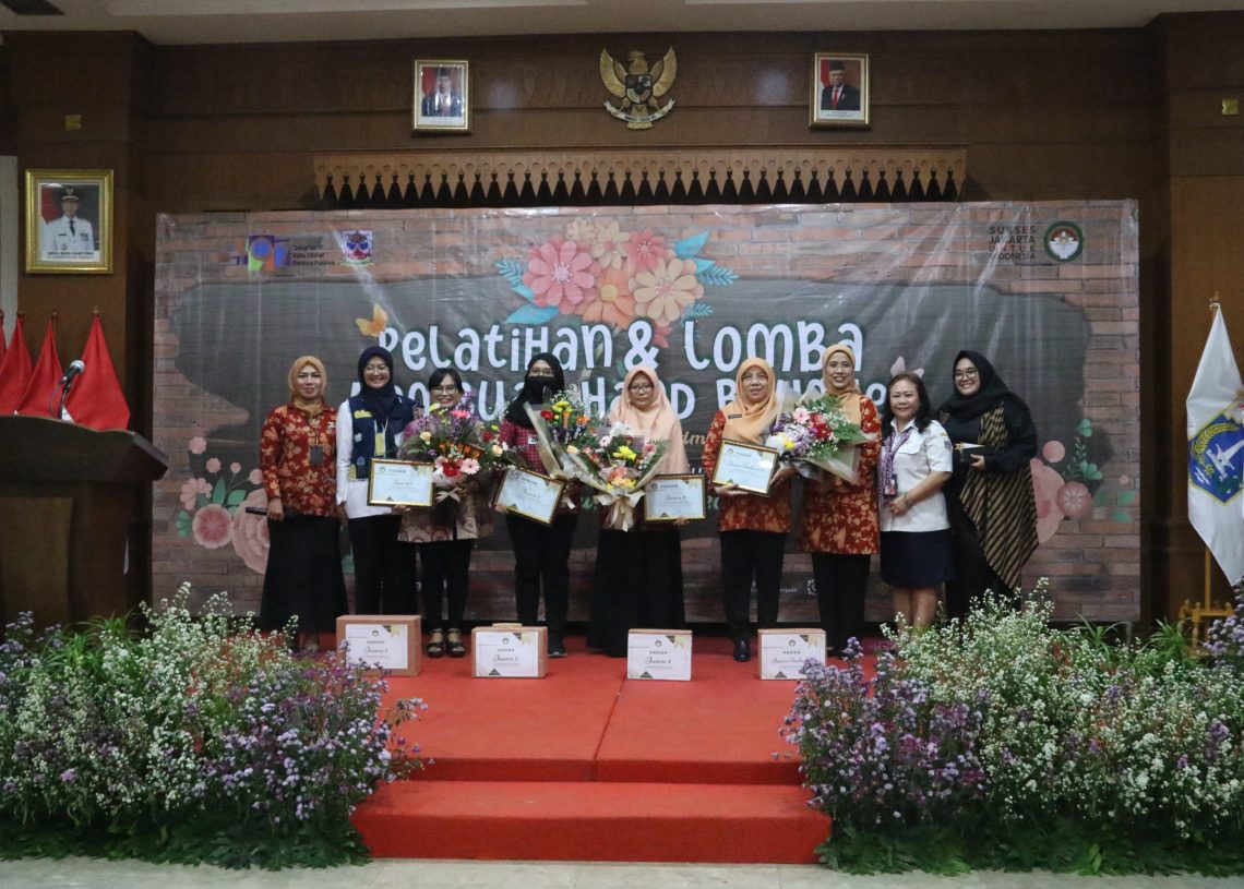 Tingkatkan Kreatifitas Istri ASN, DWP Jakbar Gelar Pelatihan dan Lomba Membuat Hand Bouquet