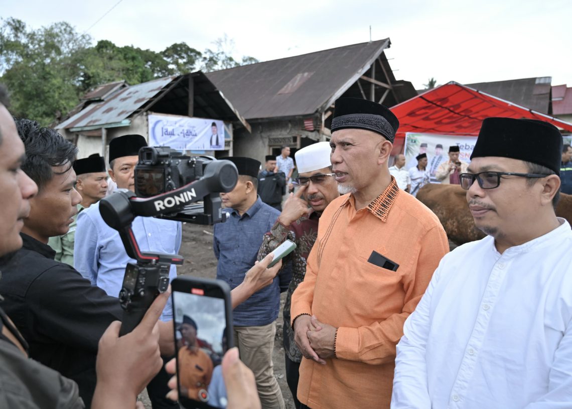 Gubernur Mahyeldi Tebar Qurban di Daerah Pascabencana, Serukan Pentingnya Kepedulian Sosial
