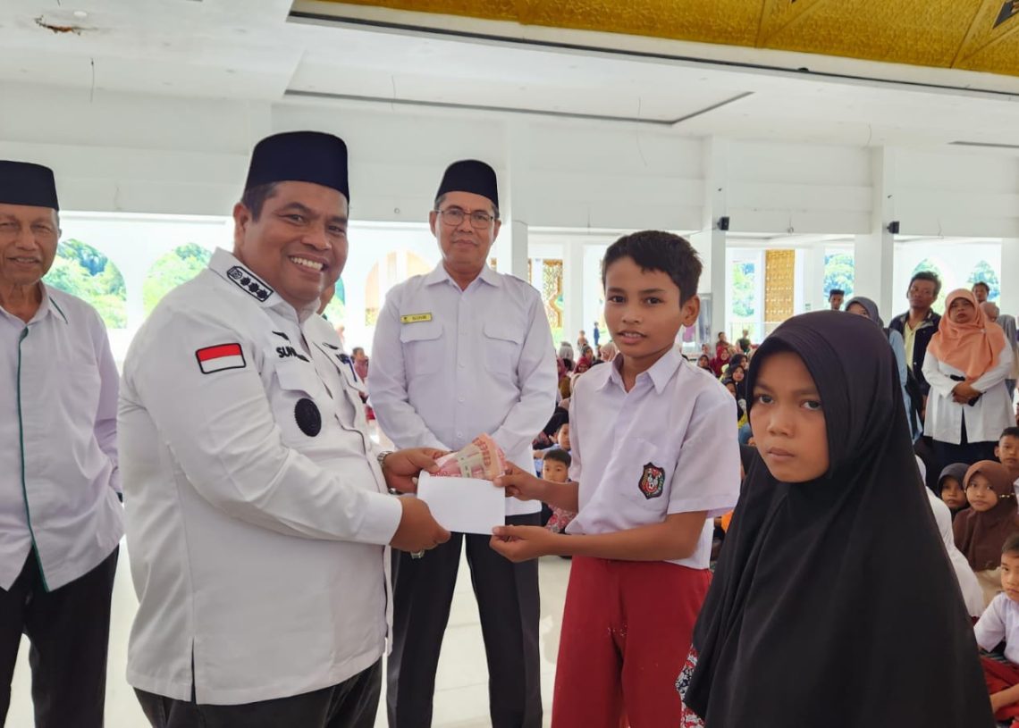 Bupati Suhatri Bur Serahkan Beasiswa Rp 1,554 M kepada 3722 Pelajar SMP dan SD