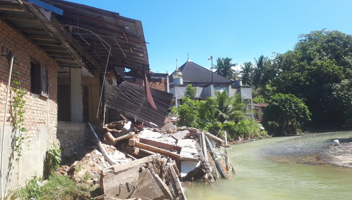 Satu Ruko Ambruk Dihantam Arus Sungai Kuranji Hilir yang Meluap Semalaman
