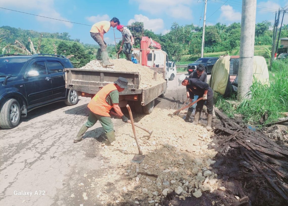 Ruas Jalan Padang Luar hingga Simpang Malalak Rusak Akibatkan Kemacetan Parah