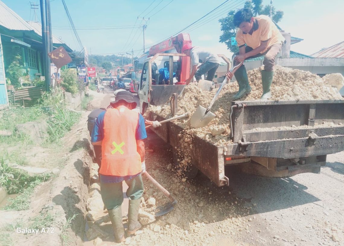 Dinas BMCKTR Sumbar Mulai Perbaiki Jalan Padang Luar – Simpang Malalak