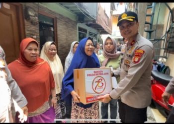 Polsek Grogol Petamburan Berbagi 70 Paket Sembako di Kampung Sawah Sambut HUT Bhayangkara ke-78