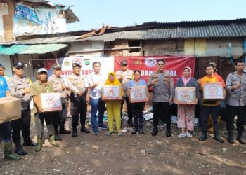 Polsek Kebon Jeruk Bagikan Sembako di Slum Area Kelapa Dua, Wujud Kepedulian Sambut HUT Bhayangkara ke-78