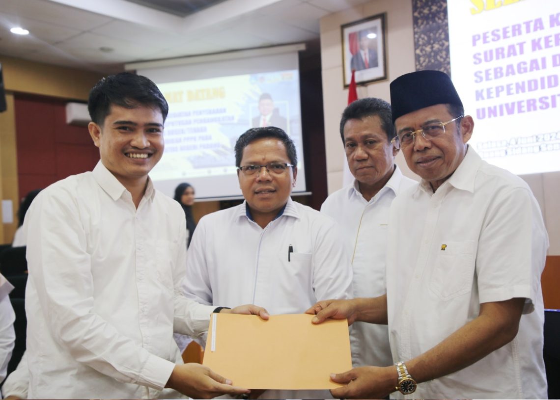 Rektor UNP Serahkan 92 SK PPPK Dosen dan Tendik