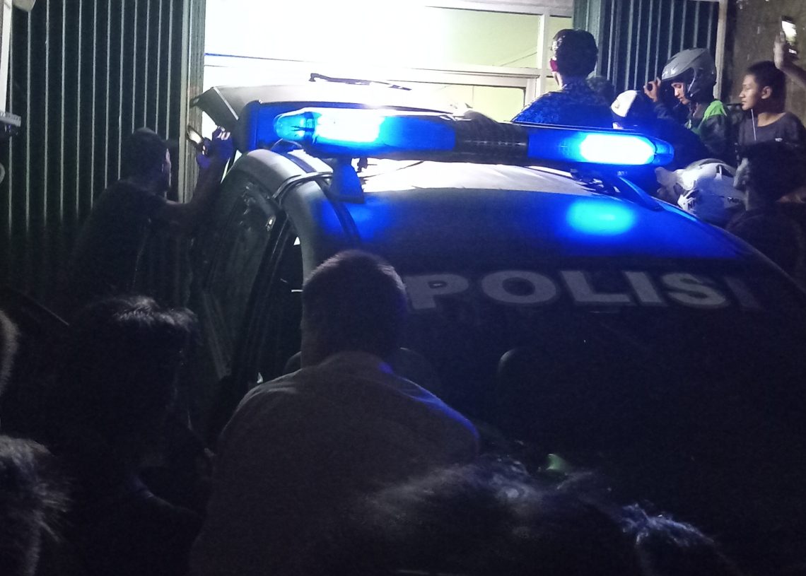 Ratusan Masa Kepung Dua Pelaku, Diduga Lakukan Pencurian Kosmetik di Alfamart