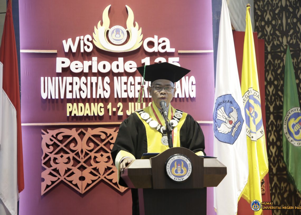 Pada Wisuda Hari Kedua Periode 135, Rektor Harapkan Lulusan UNP Tumbuhkan Kepekaan di Masyarakat