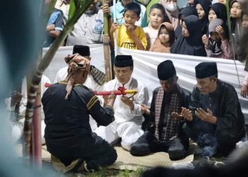 Ratusan Pengunjung Saksikan Prosesi Manabang Batang Pisang pada Pesona Budaya Tabuik Piaman 2024