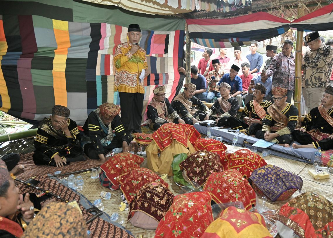 Gubernur Mahyeldi Hadiri Prosesi Gala Datuak Majodeso Penghulu Adat Kaum Suku Piliang Sungai Lawai