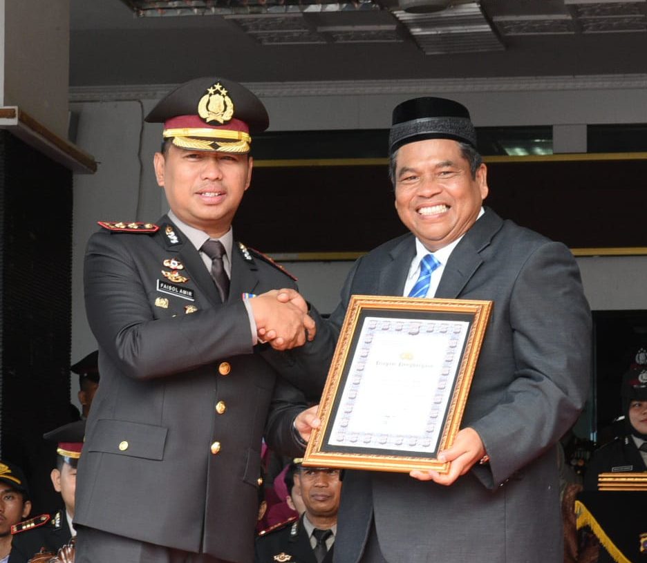 HUT Bhayangkara ke-78, Bupati Suhatri Bur Terima Penghargaan dari Kapolres