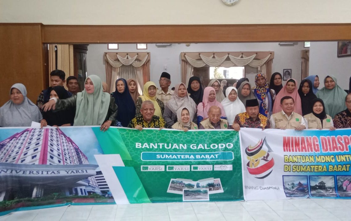 Bupati Dr. Andri Warman, MM Salurkan Bantuan Beberapa Lembaga untuk Korban Banjir Bandang