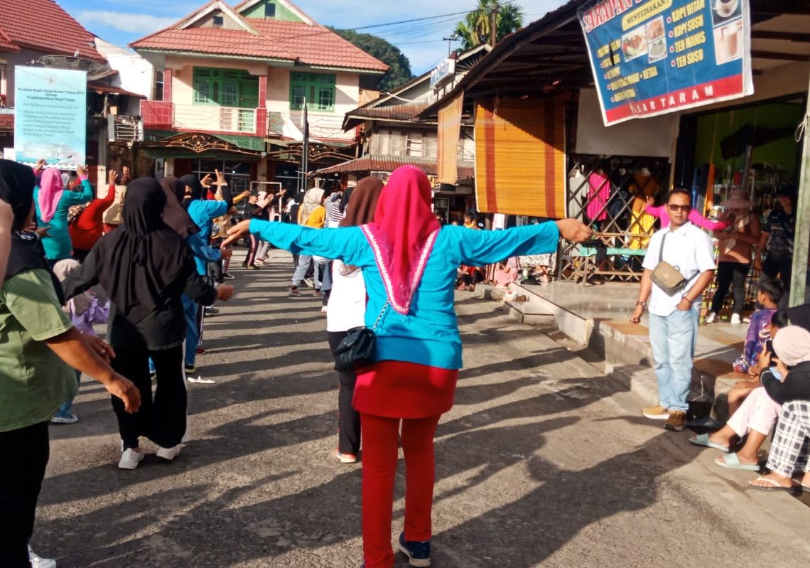 Senam Sehat Bersama Rizki Kurniawan Nakasri, Masyarakat Taram Berbondong-bondong Datang