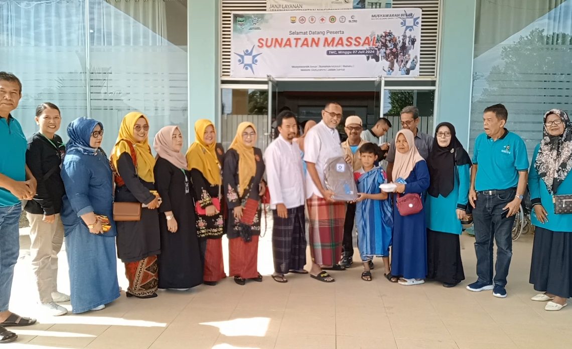 Jelang Mubes, Alumni SMAN 1 Pariaman Sunatkan 150 Anak Gratis