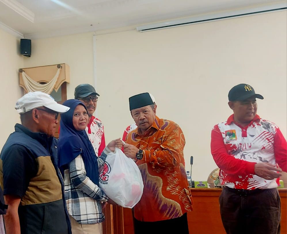 Bupati Agam Andri Warman Salurkan Bantuan dari IKMR