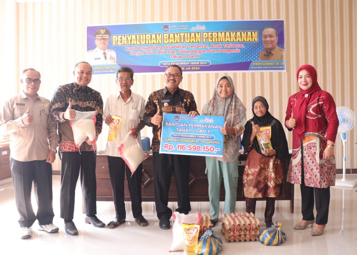 Pj Wali Kota Payakumbuh Serahkan Bantuan Sosial Permakanan Tahap 1 dan 2