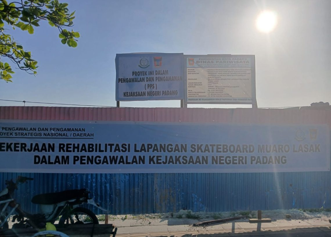 Belasan Pedagang Pantai Muaro Lasak “Maratok” Tak Bisa Berjualan Imbas Proyek