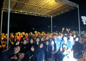 Warga Desa Sumbersuko Tajinan Kirab Ratusan Tumpeng dan Dihibur Leang-Leong