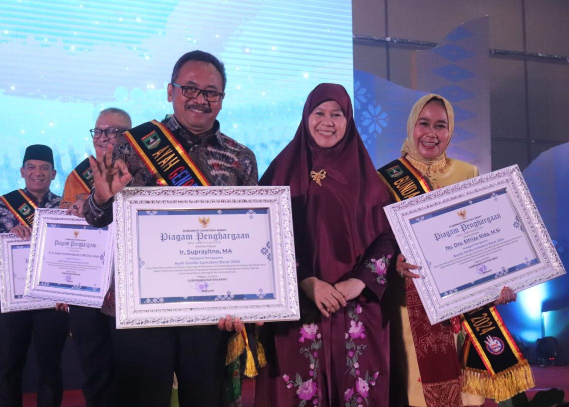 Pj Wali Kota Payakumbuh dan Pj Ketua TP-PKK Raih Gelar Ayah Bunda Genre Pengayom