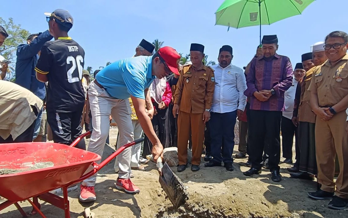 Didampingi Sekda Rudy, Wagub Audy Letakan Batu Pertama Surau Gantiang Tangah Padang