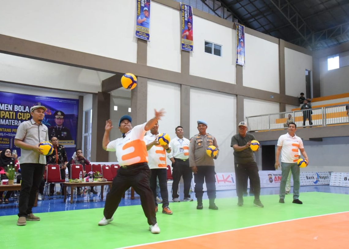 Pemakaian Perdana Sport Hall Padang Pariaman, Bupati Suhatri Bur Buka Volly Ball Bupati Cup Se-Sumatera