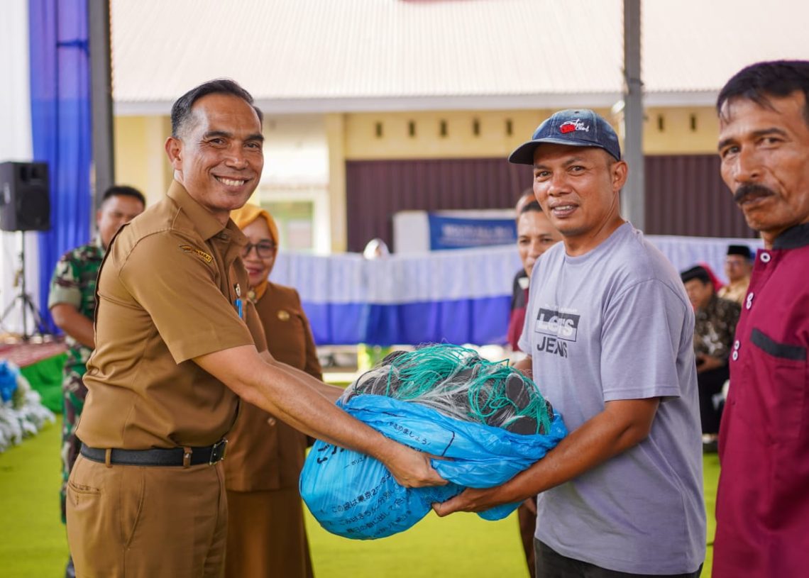 Peduli Kelompok Nelayan, Pemkab Solok Serahkan Bantuan Jaring Ikan di Salingka Danau Singkarak