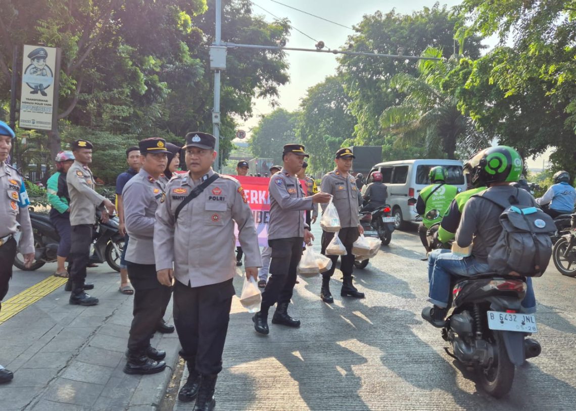 Jumat Berkah: Polsek Kalideres Bagikan 50 Kotak Sarapan untuk Warga