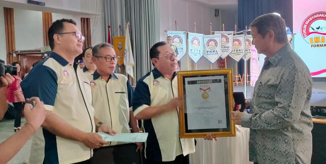 Prabowo Subianto Terima Pin Emas dari SMSI atas Dedikasi Jaga Demokrasi