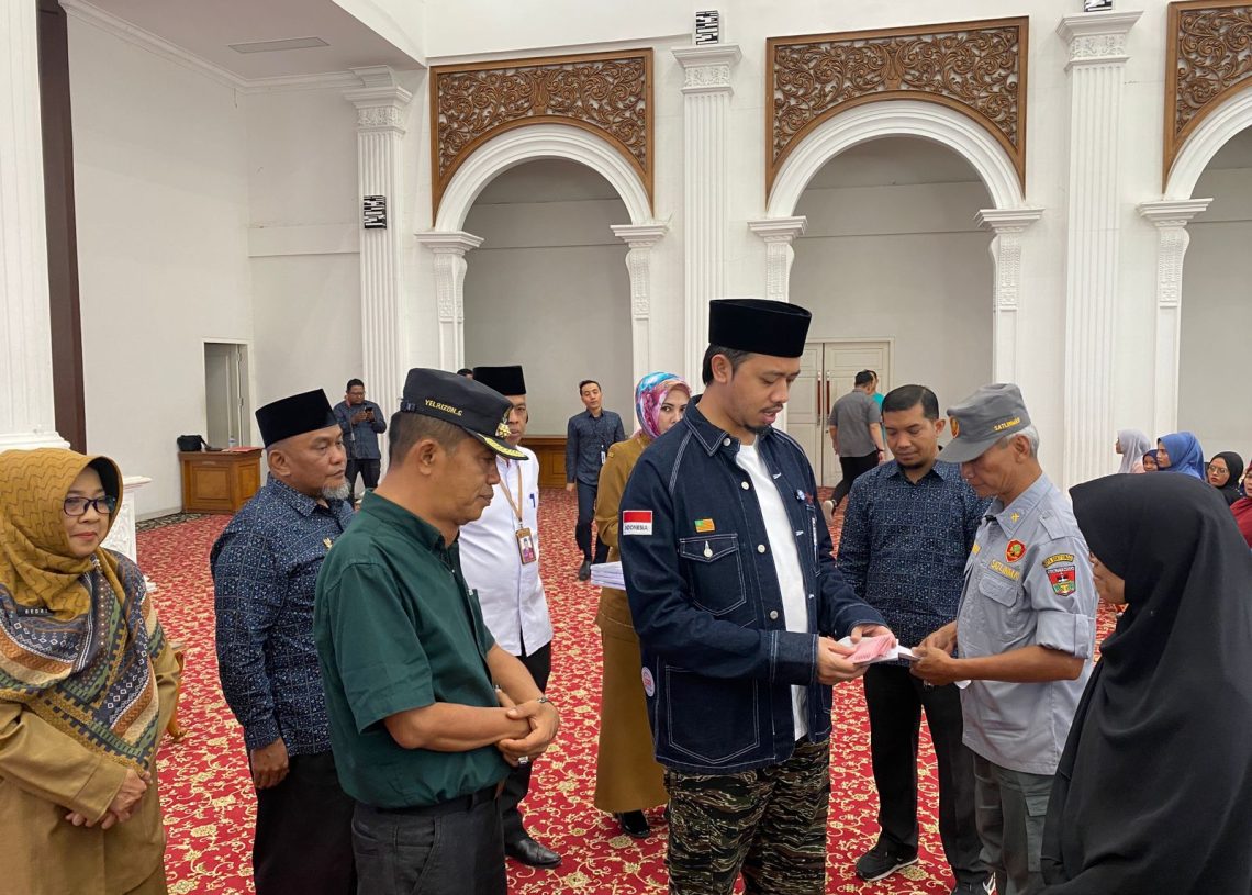 Wako Dampingi Baznas Bukittinggi Salurkan Zakat Rp 212 Juta Lebih ke Mustahik