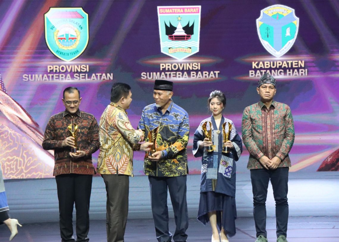 Gubernur Mahyeldi Raih Penghargaan Nasional Pimpinan Daerah Award 2024