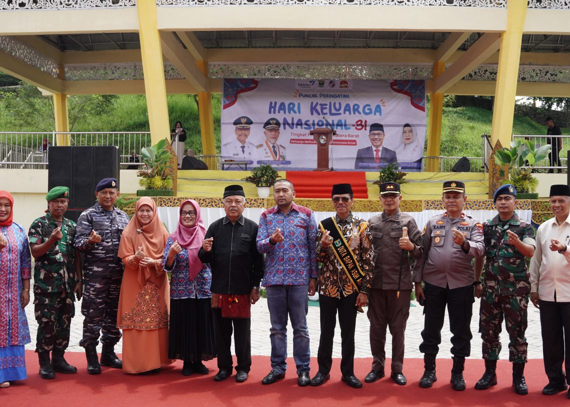 Harganas XXXI Tingkat Sumbar, Bupati Safaruddin Dinobatkan Duta Bapak Asuh Anak Stunting