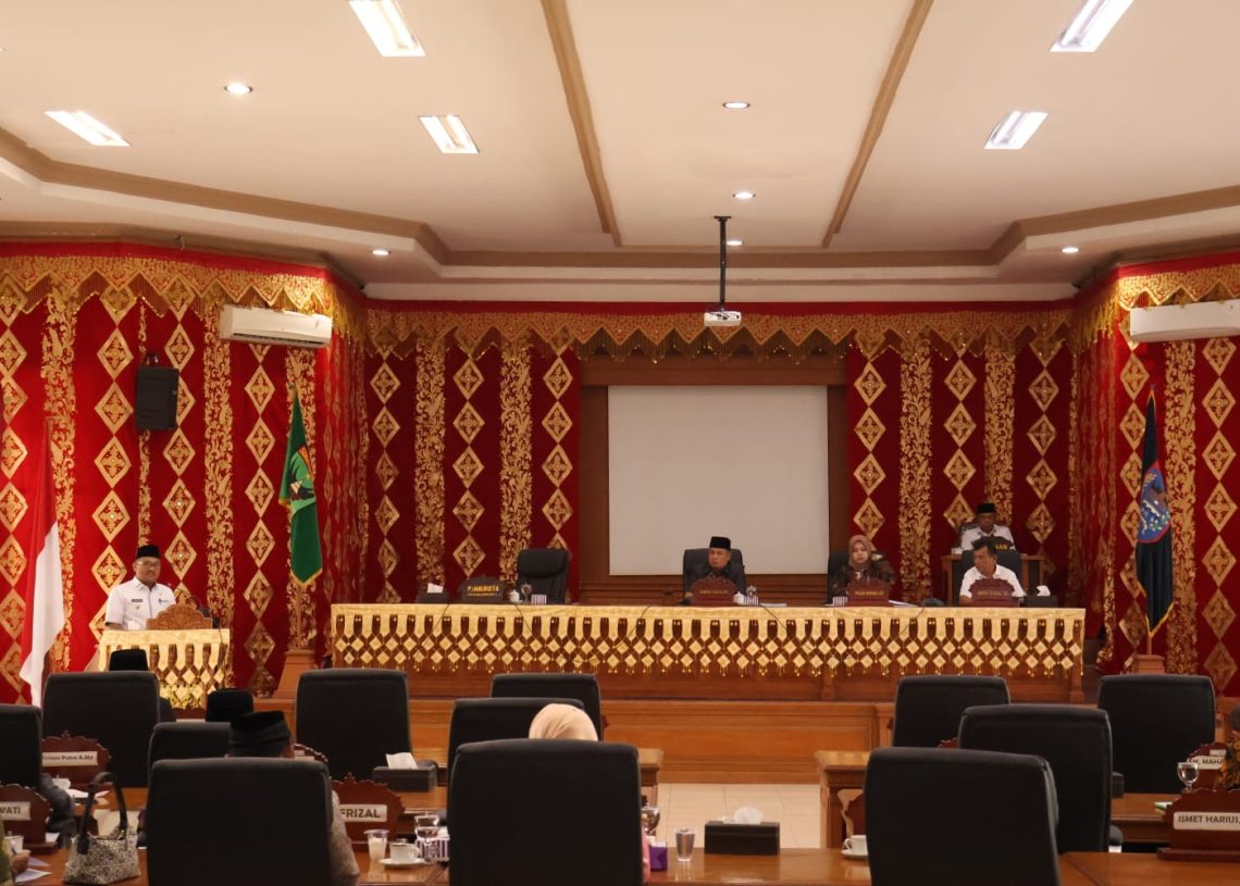 Pj Wali Kota Payakumbuh Sampaikan Nota Keuangan Rancangan Perubahan APBD dalam Rapat Paripurna
