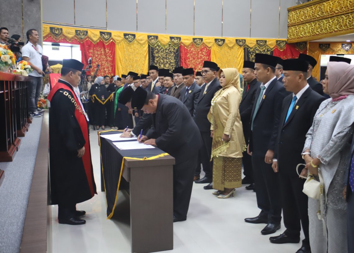 45 Anggota DPRD Kota Padang Resmi Dilantik, Komit untuk Kolaborasi dan Pengawasan