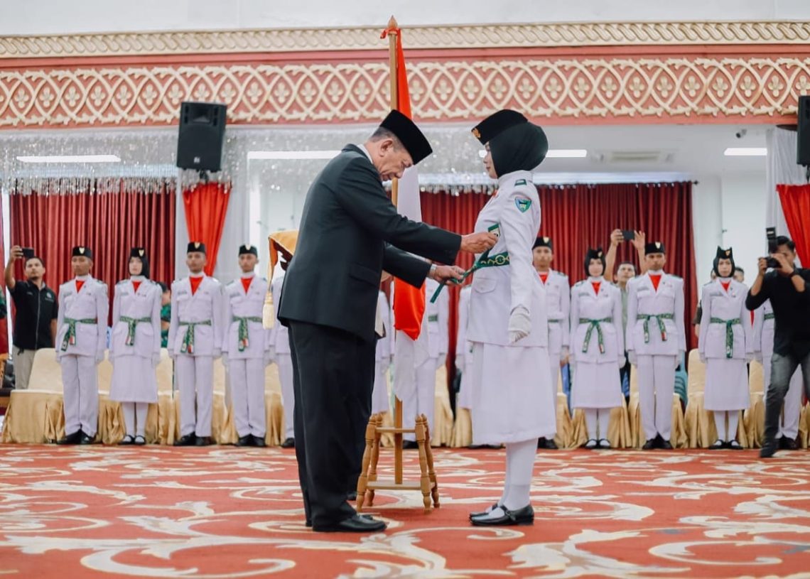 73 Anggota Paskibraka Tingkat Kabupaten Pessel Dikukuhkan Bupati