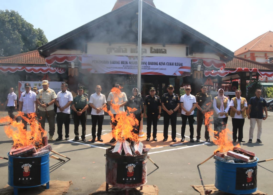 Berantas Cukai Ilegal, Pemkab Mojokerto dan KPPBC Musnahkan 11 Juta Batang Rokok Ilegal